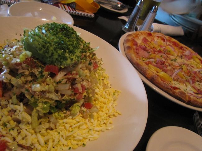 「チーズケーキファクトリー」でランチ。<br />量が多くて、各メニューひとつづつ。<br />