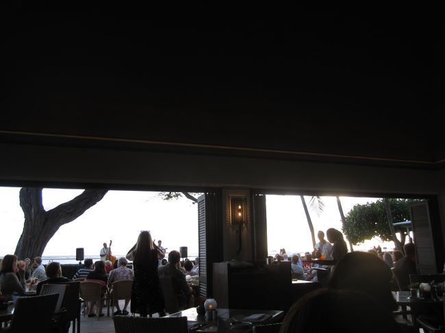 新郎新婦が今回の旅のお礼に、と<br />「ハウス・ウィズアウト・ア・キー」に招待してくれました。<br /><br />音楽もあって、店内席だったけれども雰囲気が良かった。