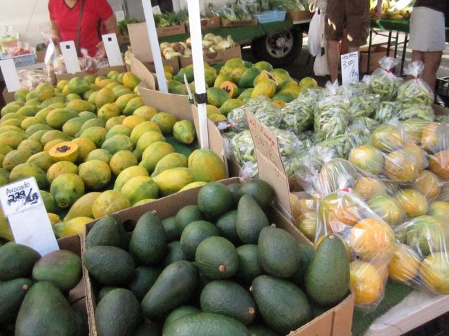 ３日目。<br /><br />土曜日だったので、<br />ダイヤモンドヘッド近くのKCCファーマーズマーケットへ。<br /><br />朝早めに出たのにすごい人！<br />HISのバスも満員で、乗れないんじゃないかというくらい。<br />既に帰りのバスが並んでいるという混み方…！！<br /><br />マーケットは、現地のフルーツにスウィーツ、パンに揚げ物も！<br />朝ご飯食べてきたことを公開する…。