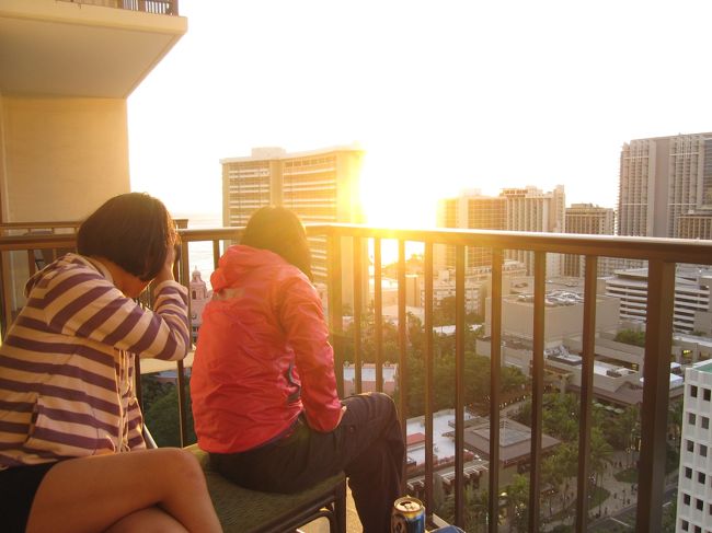 帰って海にすこしいったものの、<br />やっぱり飲みたくなって、ホテルのベランダ女子会を開催。<br /><br />ホテルは、「ホリデイインワイキキビーチコマー」