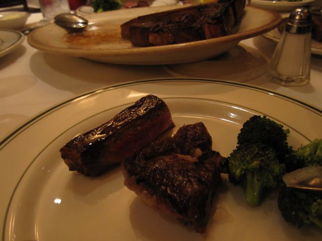 夕飯は、ロイヤルハワイアンセンターの中の<br />「ウォルフガングステーキハウス」にて。<br /><br />ボリューミーで一同おなかいっぱいになる…。<br />