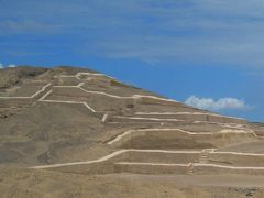 このピラミッドは、Cahuachi(カワチ)の都市遺跡で、今から2000年位前に栄えていた文明の祭祀殿として使われていた場所とされています。

車を降り、ピラミッドに近づいてみると、ピラミッドは単なる煉瓦の山ではなく、塀により仕切られた部屋の壁の遺跡ということが分かります。

ピラミッドの高さは約20ｍ。
イタリア人の発掘調査隊が不定期に発掘を行っており、発掘期間中は一般人は立ち入り禁止となる。ということでしたので、カワチ遺跡の中をお散歩できた私たちはラッキーでした。
