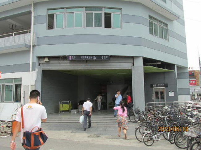 地下鉄１０号線、江湾体育場駅１号口。建物は建設中。<br /><br />