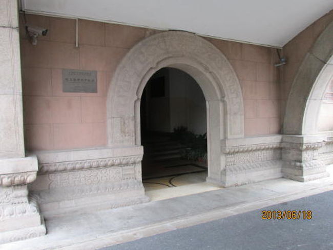 階段下の一階入り口。事務所入り口で正門は階段を登る。<br /><br />