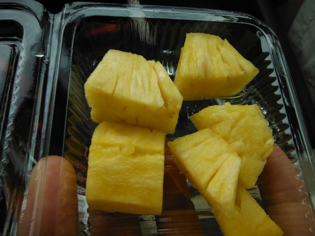 今、話題のピーチパインよりもこっちの方が甘い！とおじさんからいわれたパイナップル。￥２００