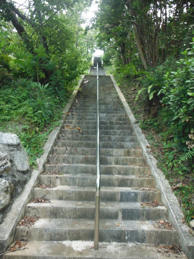 茶房の裏に見える階段