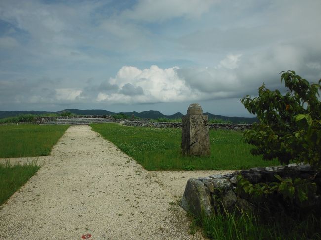 駐車場からこんな道を歩くと・・・
