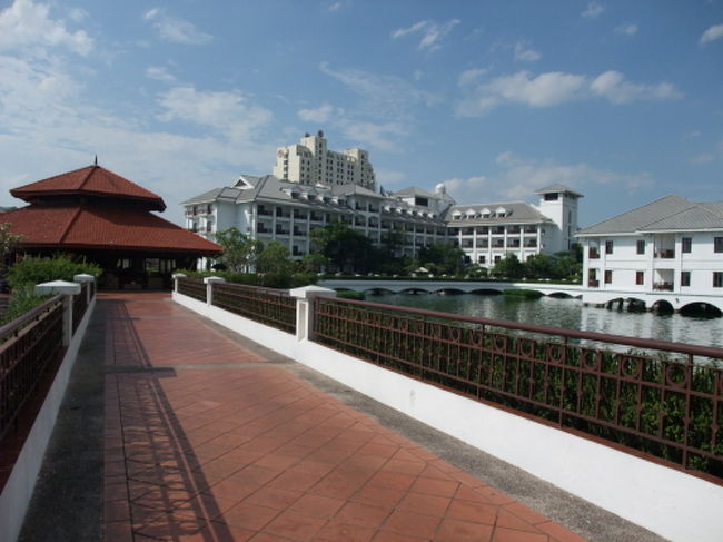 左に見えるのが湖上に浮かんだバー。<br />湖上の通路をどんどん進んでお部屋に向かいます。