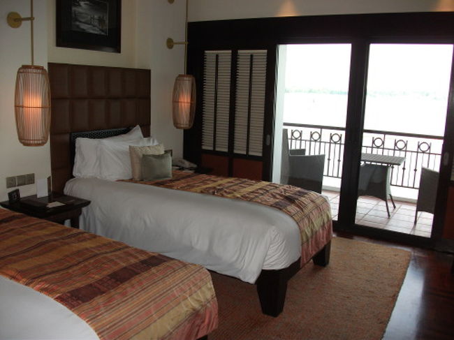 お部屋の様子。<br />窓からは一面にタイ湖を眺める事が出来ます。<br />テラスには椅子とテーブルがあって何時間でもぼっーと座っていれそう。