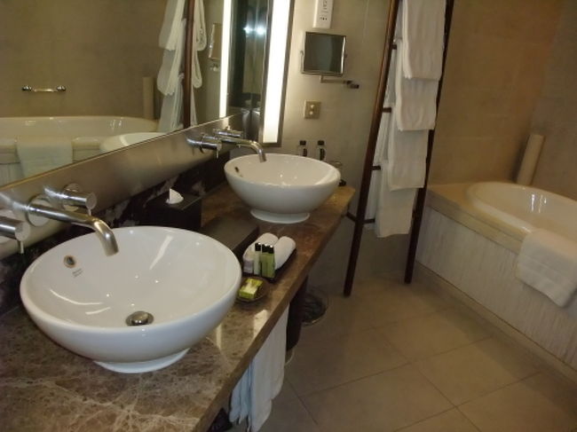 バスルームも大理石で囲まれてひんやりと気持ちいい。