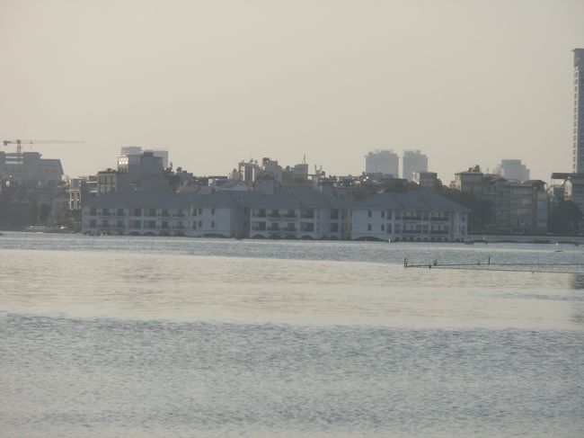 護国寺から見た対岸のインターコンチネンタル。<br />私たちの部屋はどれかしら...？