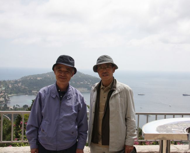 ニース到着の翌日の未明の海岸散策から午前中の街歩きに続き、午後2時から鷲の巣村エズEzeとモナコへの車2台によるプライベート・ツアーに出かけました。