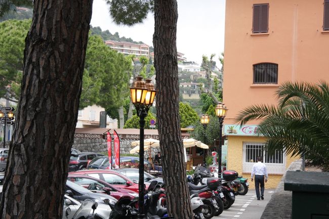 鷲の巣村の別名があるエズEze入り口近くの駐車場　　14：45<br /><br />エズ村はニースとモナコの間にあって、ニースから12キロ、モナコから８キロ、海から垂直に切り立つ崖の上にあり、頂上は海抜429mあります。<br /><br />エズという名前はSaint-Laurent d’Eze湾にあるAvisio港に由来しているか、もしくはフェニキア人が岩山の上で崇めた（エジプト神話の女神）イシス女神に関係すると言い伝えられています。<br /><br />Le Nid d'Aigle鷲の巣村とは、<br /><br />エズ村は鷲の巣村の代表的な村といえますが、コートダジュールやプロバンス地方、イタリアなどに多数の鷲の巣村があります。鷲の巣が、卵や雛を守るために山や崖の頂上や他の動物にはアクセスできない所にある様子と村の様子が似ているため鷲の巣村と呼ばれています。（下記による）<br />http://www.mycotedazurtours.com/?p=1010