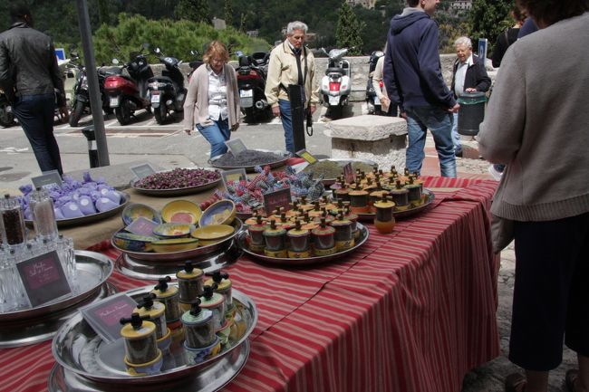 バラ、ラベンダーなどのドライフラワー売り場<br /><br />手前のハンドルが付いた容器は塩・胡椒、小魚、<br />ハーブなどの挽機です。<br />1個15ユーロ、2個25ユーロ