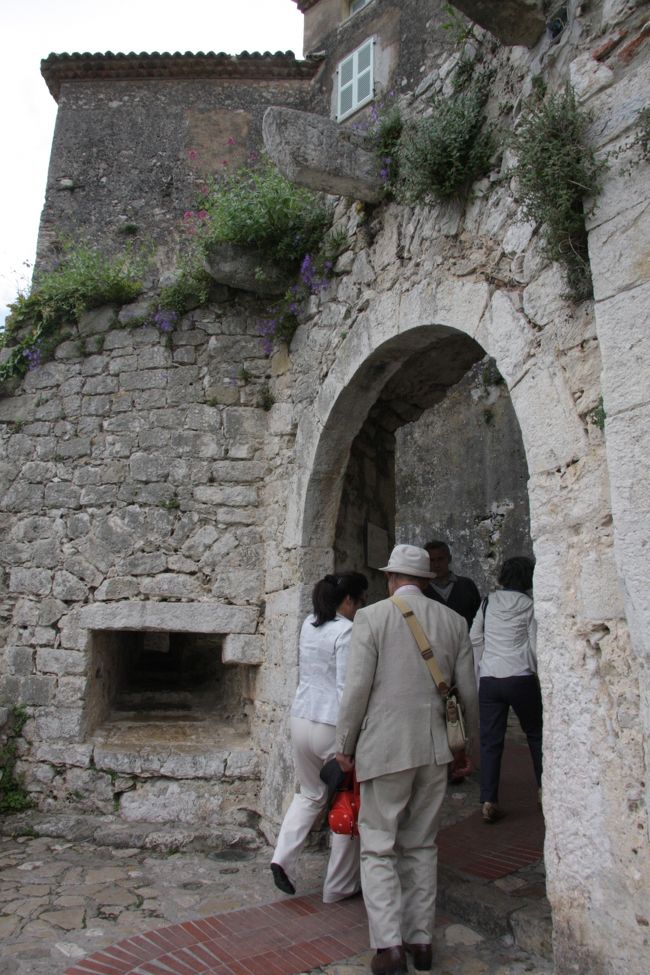 村の入り口のラ・ボテルヌ門（14世紀）14：54