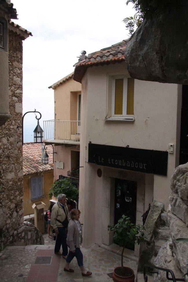 このような街灯を見ると、夕方に来て見たくなります。<br />14：56