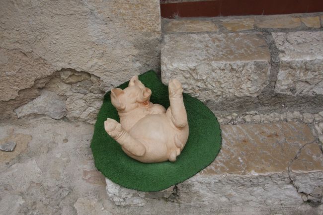 まるまる太った子豚ですが謂れはわかりません。