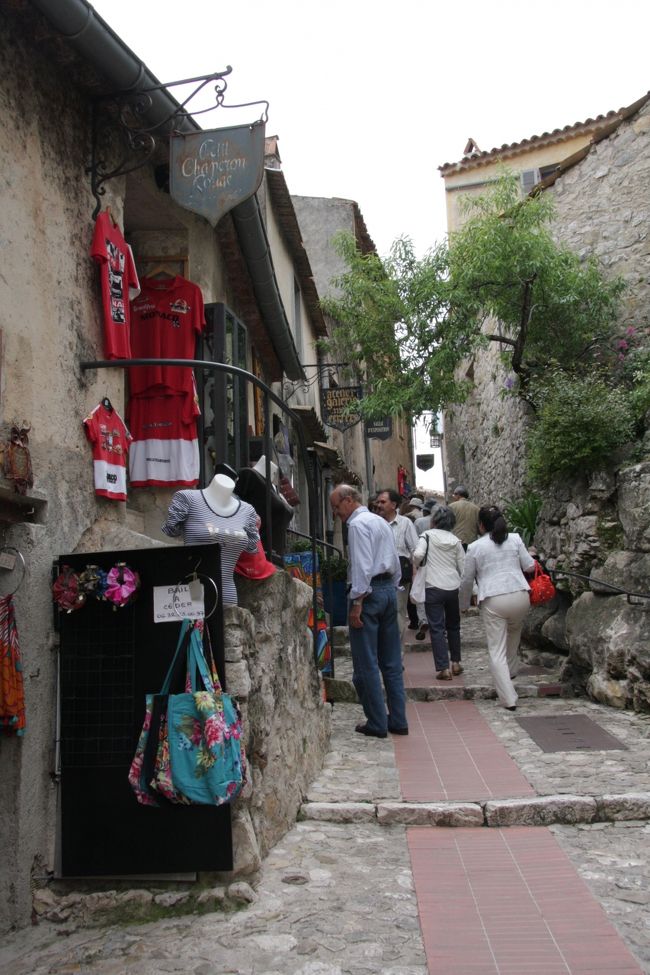 狭い坂道の両側にたくさんの店やギャラリー、レストランなどがあります。