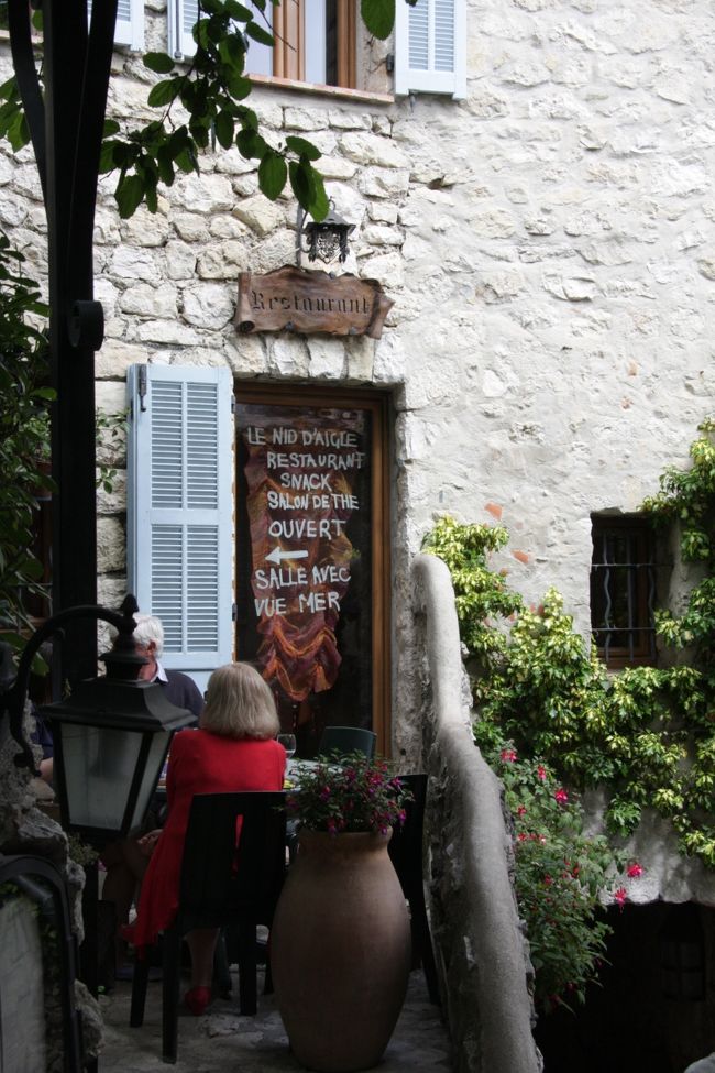 LE NID D'AIGLE鷲の巣<br />RESTAURANT レストラン<br />SNACK スナック<br />SALON DE THE サロン・ド・テ<br />OUVERT 営業中<br />←<br />SALLE AVEC VUE MER海が見える部屋あります。<br />などと書かれています。