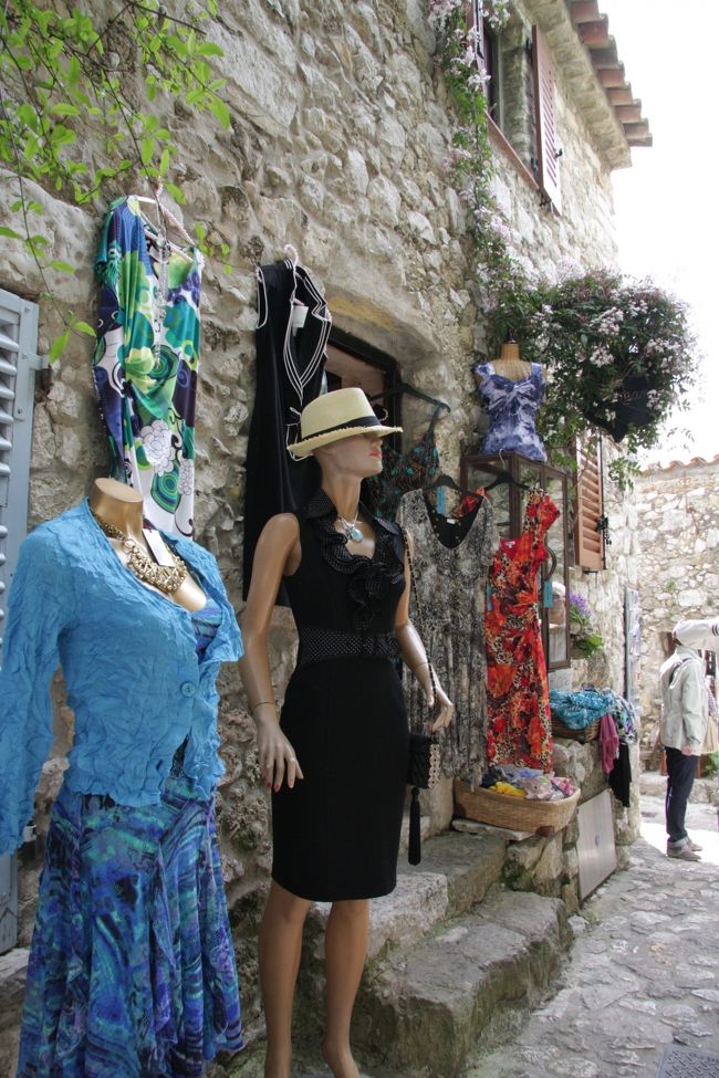 地中海を連想させる青いファッションが素敵に感じました。