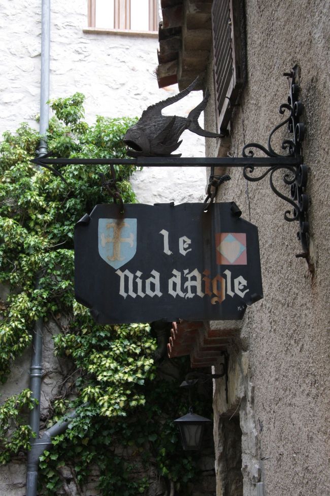 Le Nid d'Aigle鷲の巣という名前の店はなんでしょう？<br /><br />魚のマスコットが掲げられているので魚に関係するものかもしれませんね。<br /><br />◇先ほどのレストランでしたね。