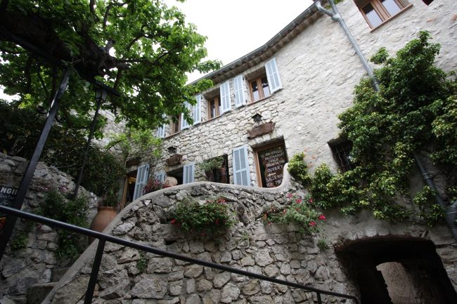 先ほどのレストランを下から見上げたところです。<br />15:08<br /><br />超広角レンズによる遊びです。<br />EOS40D EF-S10/22<br />f/9.5,1/250,ISO-800,焦点距離10mm、露出補正＋0.5<br />