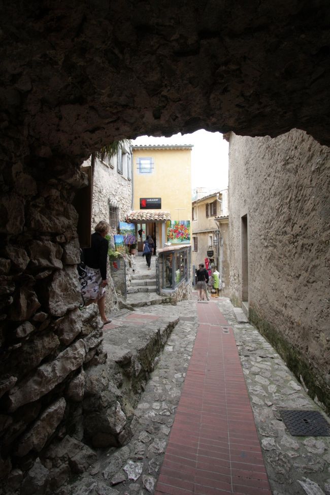 向こうにギャラリーらしきものが見えてきました。<br /><br />EOS40D EF-S10/22<br />f/9.5,1/180,ISO-800,焦点距離10mm、露出補正＋0.5