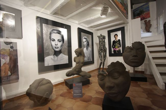 ギャラリーLEGALERYにはモナコのグレース王妃の写真のような絵？が飾られています。<br />15：14<br /><br />EOS40D EF-S10/22<br />f/6.7,1/125,ISO-800,焦点距離10mm、露出補正＋0.5