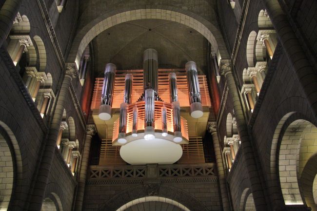 モダンなデザインのパイプオルガン