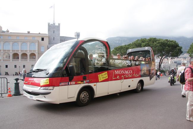 観光ミニバス　MONACO Le grand tour<br /><br />乗り降り自由で停留所が12ヶ所あります。<br />料金は大人　1日18ユーロ、2日21ユーロ、<br />シニア・学生　1日　16ユーロ、<br />大人が同伴する4−11歳の子供は1、2日とも7ユーロ。<br />ホテルのロビーには2ユーロ割り引くクーポン（カード）が置いてありました。<br /><br /><br />8カ国の言語が対応（オーディオガイド）<br />フランス語、英語、ドイツ語、スペイン語、、イタリア語、日本語、中国語、オランダ語