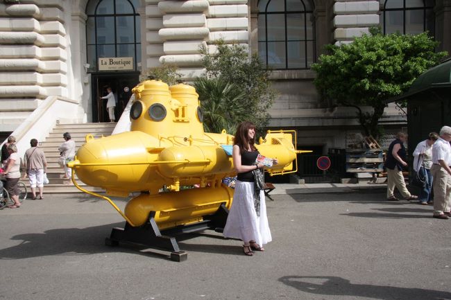 海洋博物館前に展示された深海艇<br /><br />彼女は一緒に深く潜る人を募集しているわけではなさそうです。