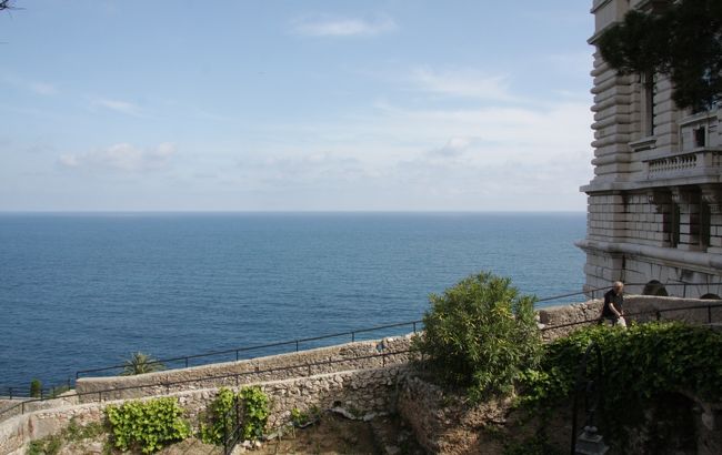 モナコの青い地中海　　　16：46<br />右はCentre Scientifique de Monaco
