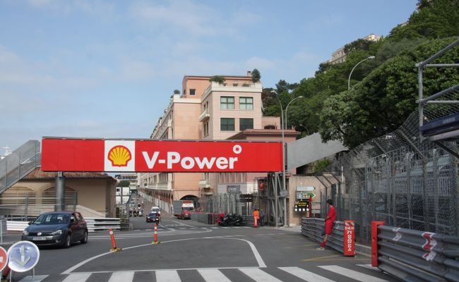 F1レース用の特設看板<br /><br />高速で突っ走るドライバーにとっては、今どこを走っているかの目印になります。<br />昔と違って走行中のエンジンその他の各種情報モニタリングやピット・クルーとの情報交換は常時行われています。