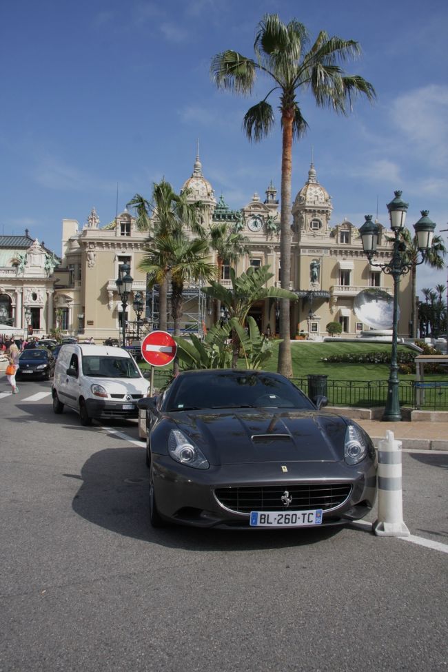 カジノ前のフェラーリ　　17：00<br /><br />後方にはF1中継放送用のパラボラアンテナが見える。