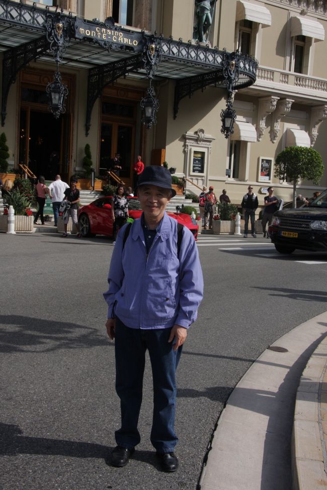 友人に撮ってもらったが肝心のフェラーリが隠れてしまいました。<br />車に関心がある人でないと仕方ありません。