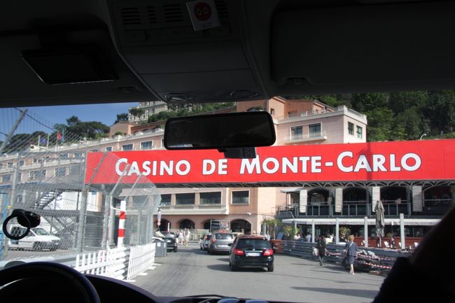 この週末の5/23-26にF1モナコ・グランプリが開催されるための準備が進んでいました。<br />猛スピードで走行するドライバーに走行地点を知らせる場所の名前が大きく掲げられています。<br />CASINO DE MONTE-CARLOモンテカルロ・カジノ<br /><br />ツアーの車でF1レースのコースを一周しましたが、本当にここを走るのか、と思うほど狭く曲がりくねったコースです。<br /><br />＜Wikipedia＞<br />コース前半は豪華なカジノやホテルが立ち並ぶ丘陵部（モンテカルロ区）を上り下りする。海沿いのトンネルを通過し、後半はクルーザーやヨットが停泊する港湾部（ラ・コンダミーヌ区）の海岸沿いを走行する。1周は3.340kmと、現在のF1開催コースの中では最も短く、平均速度も160km/h程度と最も低い。<br />2車線道路を使用しているため、市街地コースの中でも特にコースの幅が非常に狭く、直線はほとんどない。19のコーナーがあり、そのほとんどがガードレールに視界を遮られたブラインドコーナーである。<br /><br />2013F1日程<br />http://www.topnews.jp/f1calendar2013<br />2014　F1日程5/23-5/25(予測）<br /><br />かつてF1に参戦していた会社に勤務し、F1エンジンの製作現場を間近に見ていた私にとって、初めて見るモナコグランプリのコースを走った感慨・感激はひとしおです。