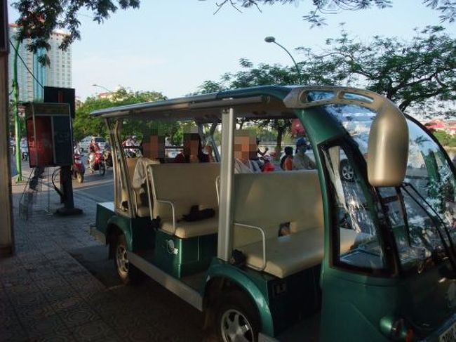 護国寺近くから出ている観光電気自動車に乗ります。<br />一人約400円、1時間半でタイ湖を一周します。