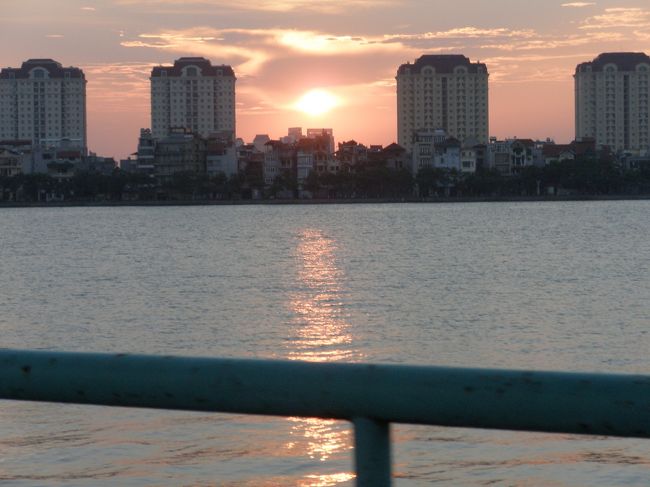 ちょうど夕暮れ時でこの素晴らしい夕日！<br />タイミングがどんぴしゃでした〜<br />これは二度目のラッキーです。<br /><br />のんびりとタイ湖からの風に吹かれながら見る景色は最高でした。<br /><br />ハノイ観光には絶対おススメです！<br />