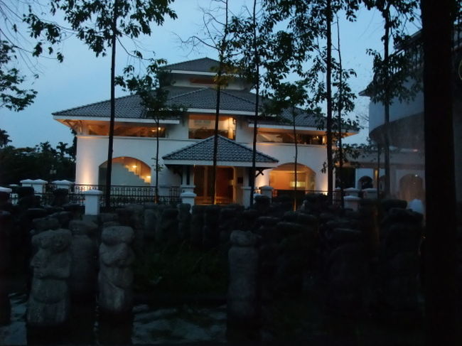 タイ湖一周が終わる前にインターコンチ前を通ったのでここで降ろしてもらいました。<br /><br />夕暮れのインターコンチ正面。<br />ライティングされて綺麗です。<br /><br />