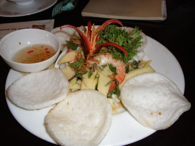 ハノイ初日のディナーは南部料理や屋台料理も揃う「Quan An Ngon」に行きました。<br />オープンエアの広いレストラン。<br />しかし暑い!!　エアコンが全然効いてないよ〜<br /><br />写真は青いパパイアのサラダ。