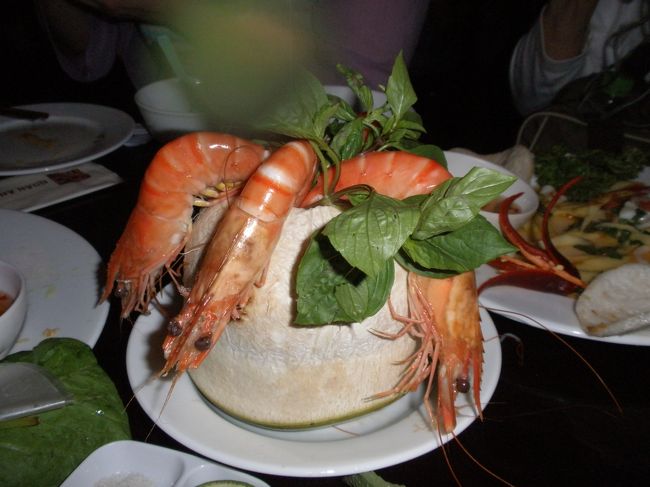 エビのココナッツ蒸し<br /><br />東京との温度差10度以上で、この湿気と暑さでTちゃんがダウン...<br />せっかくのごちそうにもあまり手が出ず軽い熱中症かも。<br /><br />