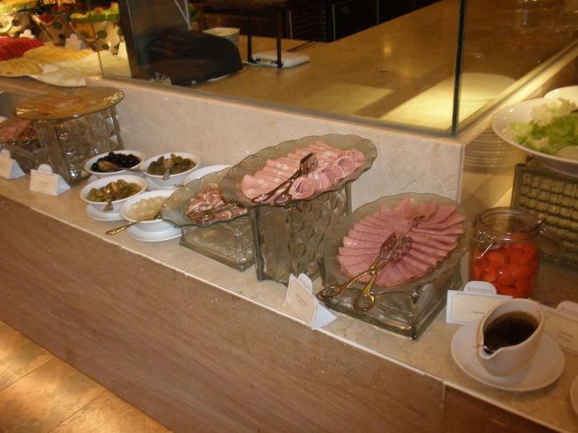 洋食もアジアンも種類がいっぱいあってどれもおいしそう！<br /><br />フォーもその場で作ってくれます。