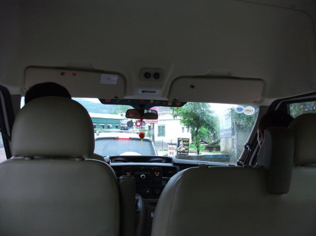 これから3時間半かけてハロン湾に向かいます。<br /><br />ワゴン車はフォード製、エアコンも効いて乗り心地良好！