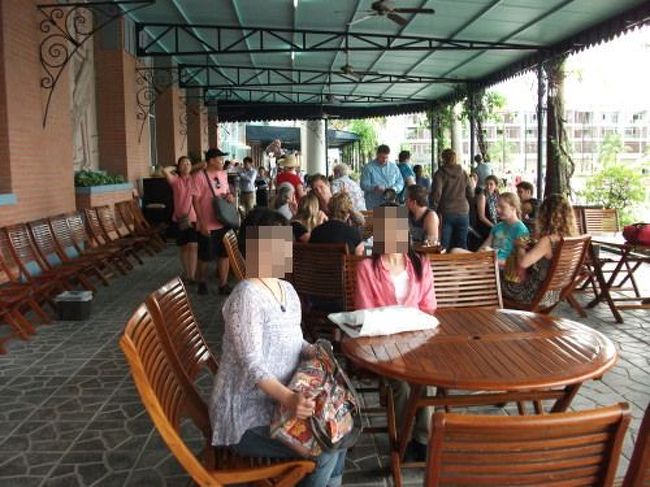 3時間半かかってようやく船着き場に到着。<br />アウコー号を所有するバーヤ社の待合場に通されます。<br />アウコー号以外にも日帰りの船や一泊の船に乗る人たちも呼出しがかかるまでここで待っています。<br />