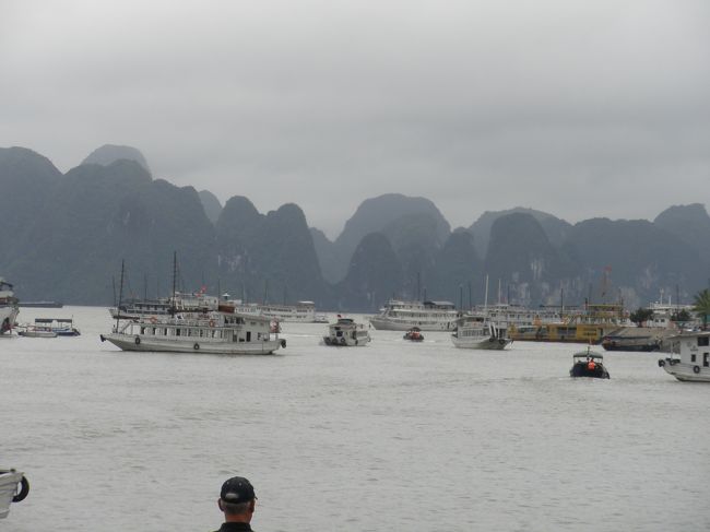 船着場近くにはたくさんの船。<br />お客さんが乗船するのを待ってます。<br /><br />ハロン湾に着くころには雨も上がってまたまたラッキー！<br />