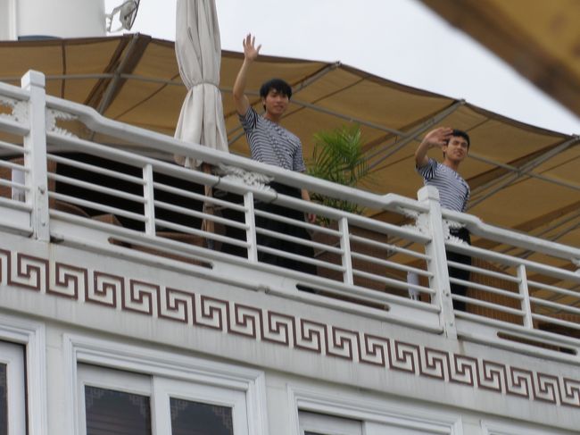 クルー達が手を振って出迎えてくれます。<br />マリンルックのユニフォームがかわいい！