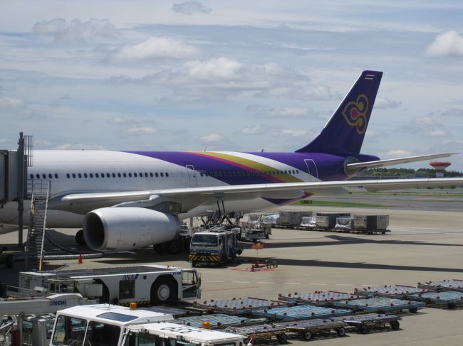 いよいよ成田出発です。<br />ＴＧ６４３便、成田12：00出発です。<br /><br />タイ国際航空の尾翼のマークは、蘭の花をイメージしているそうですよ。