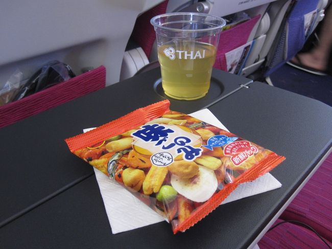 無事に離陸し、機体が安定したころに、<br />「味ごのみ」とドリンクが配られました。<br /><br />６月とはいえ、機内は少し冷えます。<br />長袖を着ていましたが、毛布をもらいました。<br /><br />座席前のモニターはタッチパネル式で、とても使いやすいです。<br />映画や音楽の種類も豊富です。日本語の映画もあります。
