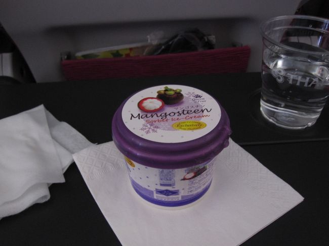 バンコク到着の１時間くらい前、<br />マンゴスチンアイスが配られました。<br /><br />「クイーン　オブ　フルーツ」と書かれています。<br />マンゴスチンは果物の女王様なのですね。