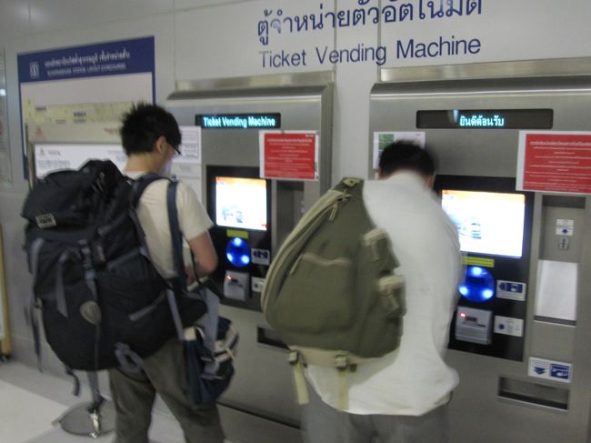 スワンナプーム国際空港に到着し、<br />エアポートレイルリンクで市内へ向かいます。<br /><br />エアポートレイルリンクやＭＲＴの駅には、<br />エレベーターやエスカレーターが少ないようです。<br /><br />大きなスーツケースを持っての移動となるので、<br />女性や高齢の方には、少々大変かもしれません。